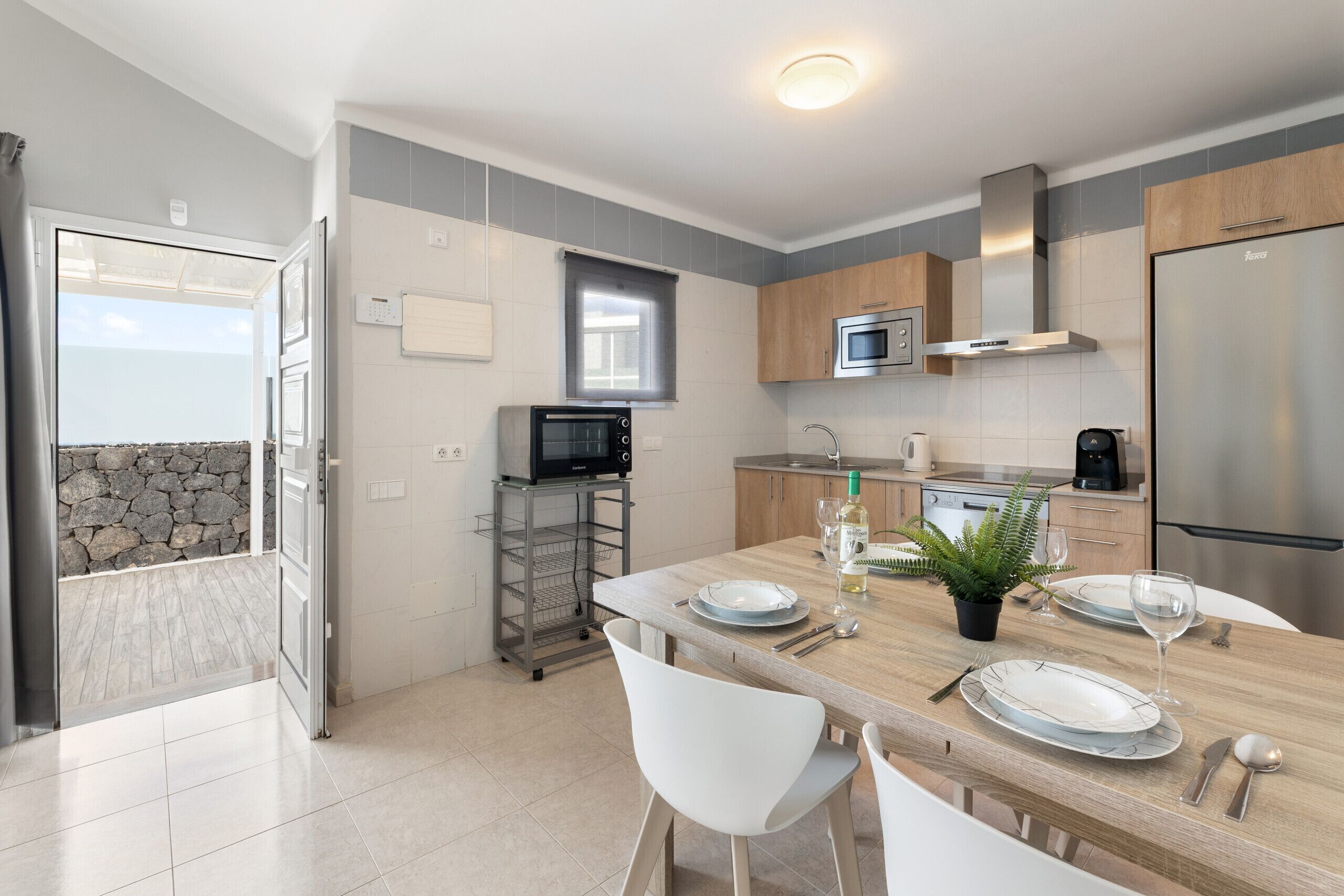 Geladeira, lava-louças, cafeteira/chaleira, chaleira elétrica