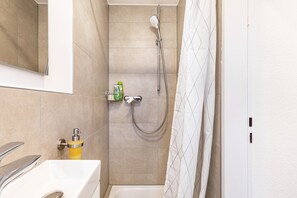 Dusche, Haartrockner, Handtücher