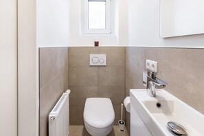 Een douche, een haardroger, handdoeken