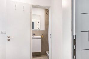 Douche, sèche-cheveux, serviettes fournies