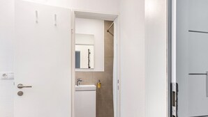 Ein Badezimmer mit Waschbecken, Spiegel und Dusche.
