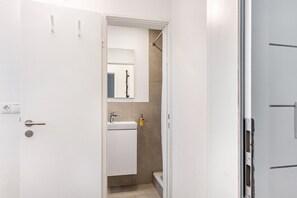 Shower, hair dryer, towels - Apartment in Koblenz – Central Yet Quiet Location (Koblenz)