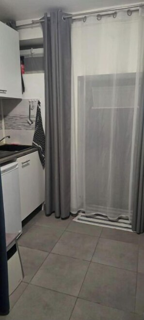 Interior - Small Studio indiv. 12m2 Rdj + parking space. (Vitrolles)
