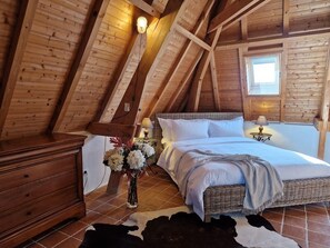 4 bedrooms, iron/ironing board, travel cot, free WiFi - Le Pigeonnier de Jurmilhac, Gorgeous 4-bed stone house in Dordogne with AC/Pool (Montaut)
