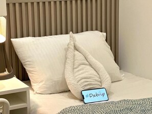 Escritorio, tabla de planchar con plancha y wifi gratis 