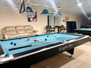 Games room - Cozy Partition Room in Tecom Near Metro (Dubai)