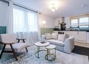 TV - Business Travellers & Couples with Free Parking (Salford)