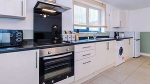 Microwave, oven, stovetop - Business Travellers & Couples with Free Parking (Salford)