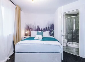 1 bedroom, iron/ironing board, WiFi, bed sheets - Business Travellers & Couples with Free Parking (Salford)