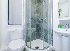 Shower, hair dryer, towels, soap - Business Travellers & Couples with Free Parking (Salford)