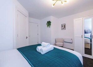 1 bedroom, iron/ironing board, WiFi, bed sheets - Business Travellers & Couples with Free Parking (Salford)