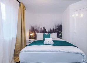 1 bedroom, iron/ironing board, WiFi, bed sheets - Business Travellers & Couples with Free Parking (Salford)