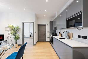 Private kitchen - Fully equipped Modern Apartment | Close to Central London✨ (London)