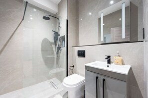 Shower, towels, soap, toilet paper - Fully equipped Modern Apartment | Close to Central London✨ (London)
