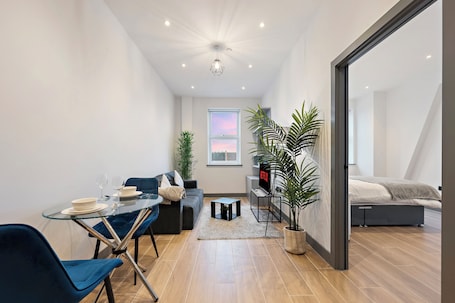 1 bedroom, iron/ironing board, WiFi, bed sheets. Fully equipped Modern Apartment | Close to Central London✨