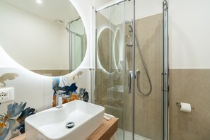 Dusche, Haartrockner, Handtücher