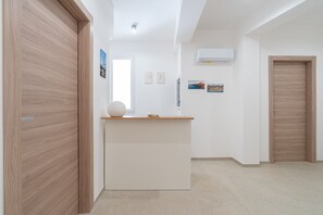 Interior - Room '3' with Wi-Fi and Air Conditioning (Portopalo di Capo Passero)