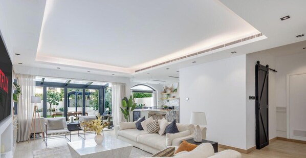 TV - LUX  The Serene Springs Villa (Dubai)
