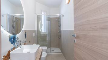 Dusche, Haartrockner, Handtücher