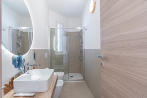 Shower, hair dryer, towels - Giualè Portopalo '4' with Sea View, Wi-Fi and Air Conditioning (Portopalo di Capo Passero)
