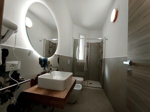 Dusche, Haartrockner, Handtücher