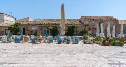 Giualè Portopalo '4' with Sea View, Wi-Fi and Air Conditioning