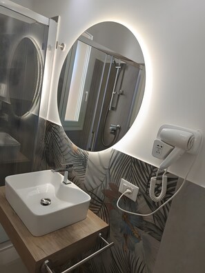 Dusche, Haartrockner, Handtücher