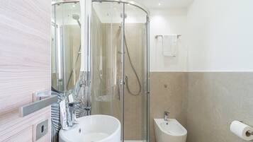 Dusche, Haartrockner, Handtücher