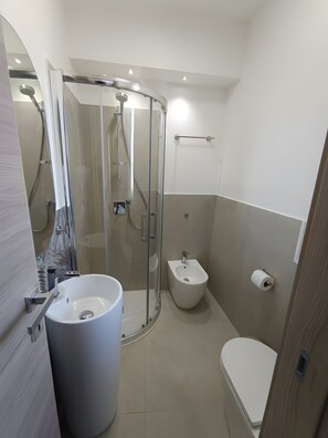 Dusche, Haartrockner, Handtücher