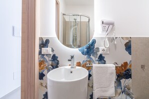 Douche, sèche-cheveux, serviettes fournies