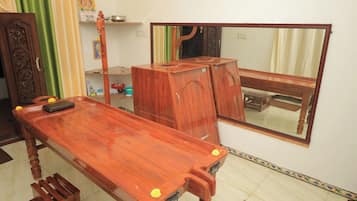 Couples treatment rooms, steam room, body treatments, mud baths
