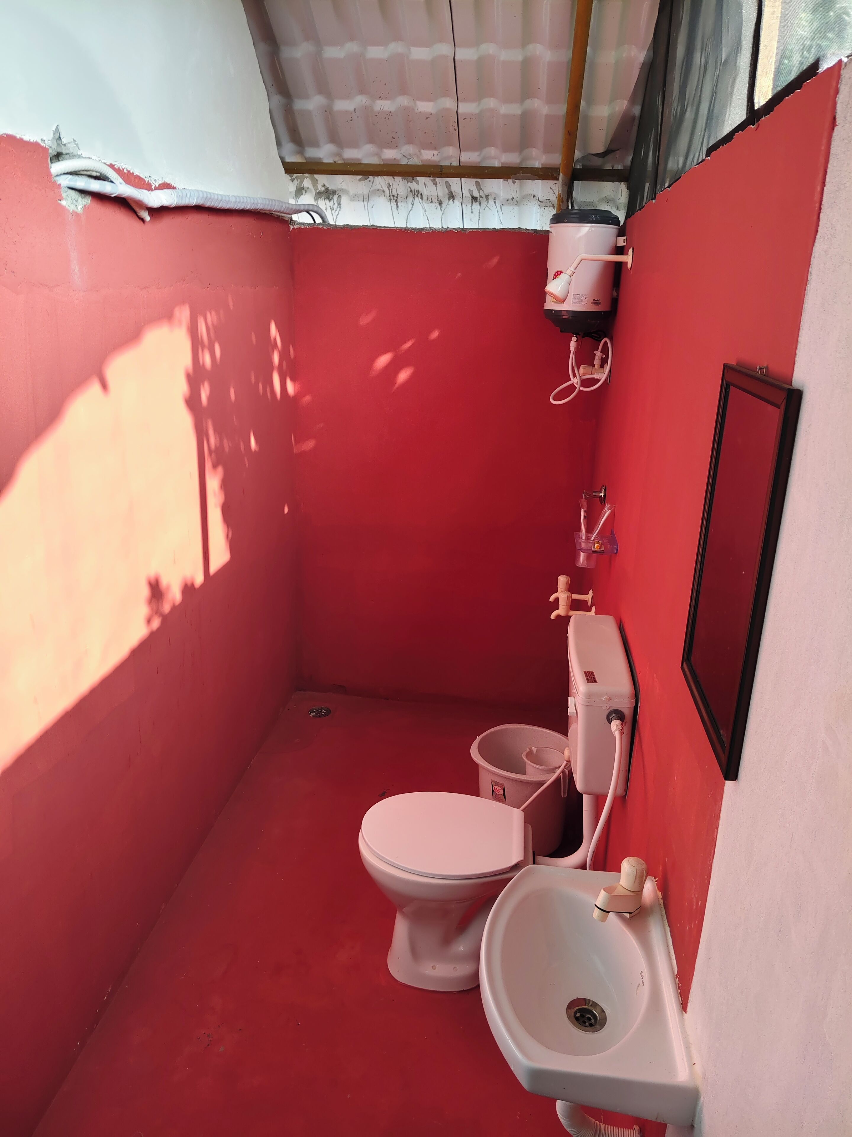 Standardværelse med 2 enkeltsenge - udsigt til have | Badeværelse | Bruser, håndklæder, Sæbe, Shampoo