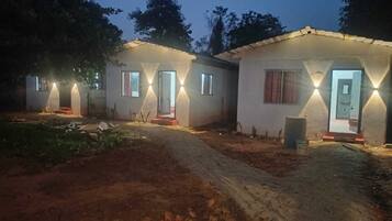 Habitación cuádruple familiar, vista al jardín | Exterior