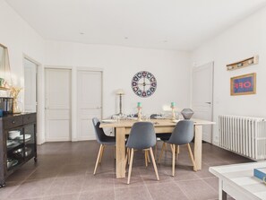 Dining - 800m from beach, house w/ terrace for 6 (Le Pouliguen)