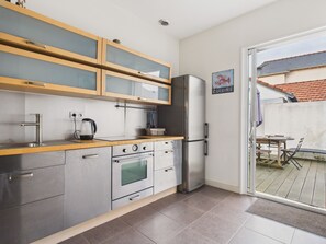 Een koelkast, een magnetron, een oven, een vaatwasser