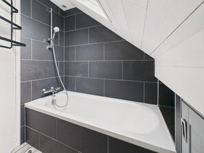 Shower - 800m from beach, house w/ terrace for 6 (Le Pouliguen)