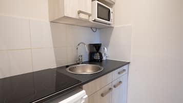 Réfrigérateur, micro-ondes, plaque de cuisson, cafetiÚre/bouilloire