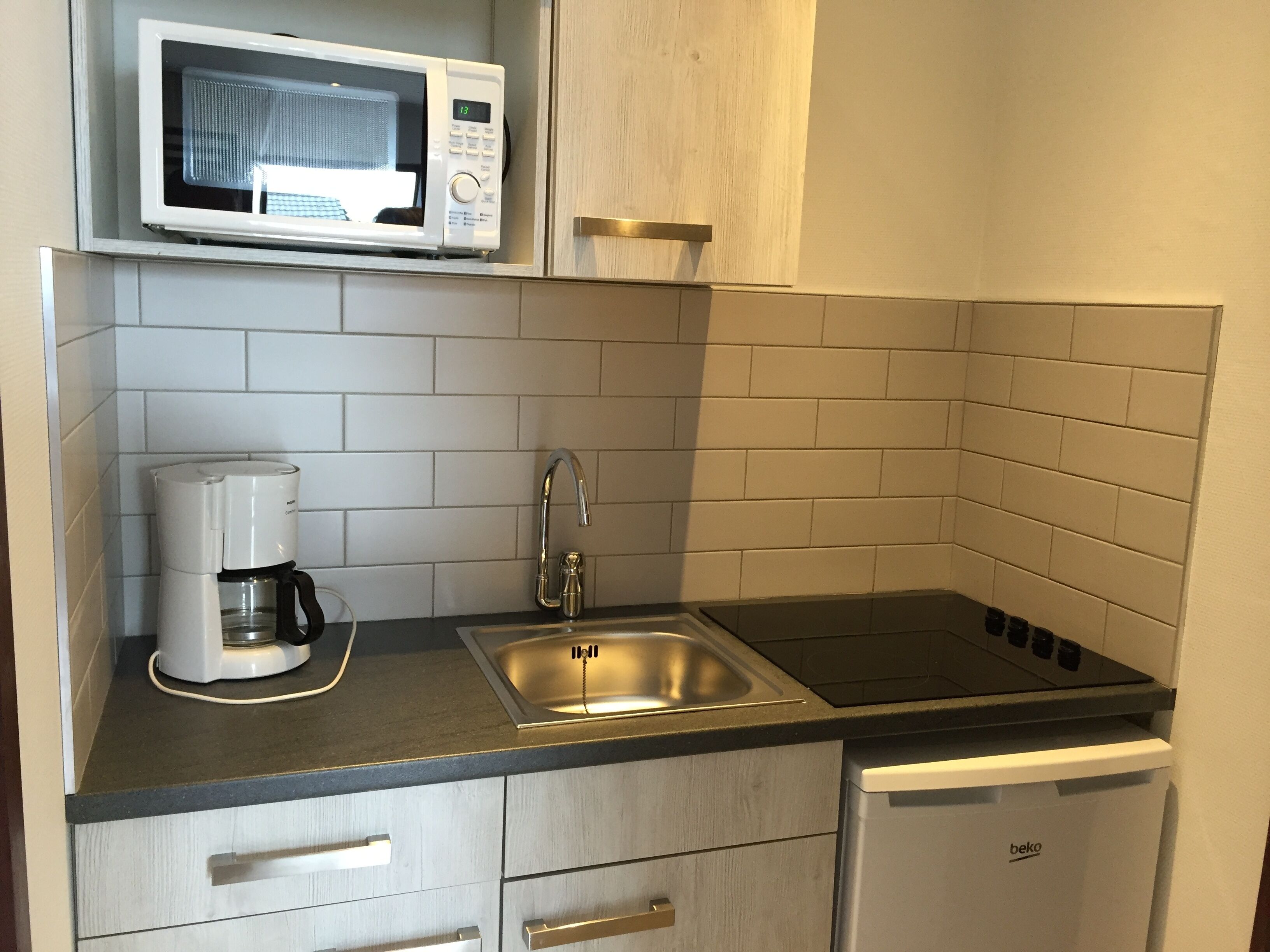 冷蔵庫、電子レンジ、コンロ、コーヒー / ティーメーカー