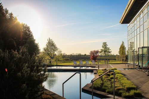 Connected luxury bungalows for 16 people