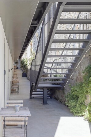 Outdoor dining - Regras Apartments & Garden B21 by Benefit Collection (Porto)