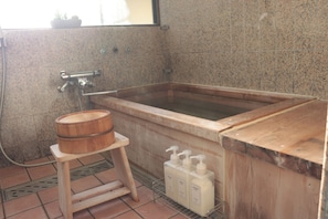 Bruser, hårtørrer, bidet, håndklæder