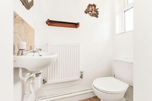 Hair dryer, towels, soap, shampoo - 2-Bed Home with Free Parking - 2 min Walk to Bus (Cambridge)