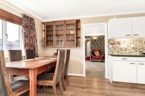 Dining - 2-Bed Home with Free Parking - 2 min Walk to Bus (Cambridge)
