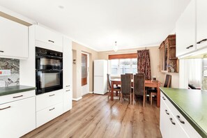 Fridge, microwave, oven, stovetop - 2-Bed Home with Free Parking - 2 min Walk to Bus (Cambridge)