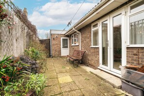Terrace/patio - 2-Bed Home with Free Parking - 2 min Walk to Bus (Cambridge)