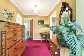 Interior - 2-Bed Home with Free Parking - 2 min Walk to Bus (Cambridge)