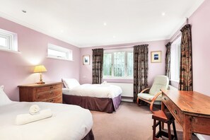2 bedrooms, iron/ironing board, free WiFi, bed sheets - 2-Bed Home with Free Parking - 2 min Walk to Bus (Cambridge)