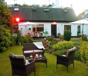 Deluxe-Ferienhaus, 3 Schlafzimmer, Terrasse, Gartenblick | Terrasse/Patio