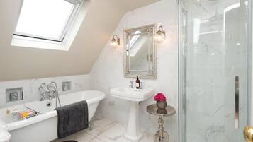 Deluxe Cottage, 3 Bedrooms, Patio, Garden View | Bathroom