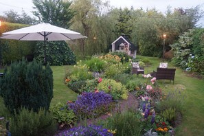 Deluxe-Ferienhaus, 3 Schlafzimmer, Terrasse, Gartenblick | Terrasse/Patio